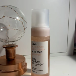 Indy beauty mousse - Säljer en mousse från indy beauty som jag fick i present men fick två och få säljer jag den ena den är aldrig använd eller testad.