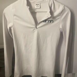Aimn träningströja storlek M - Helt oanvänd träningströja från Aimn i storlek M men känns mer som S. Nypris 499kr mitt pris 200kr