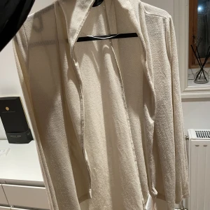 Beige lång kofta - Beige lång kappa i storlek small från Vila. Inte använd på 1 år. Bättre bilder kan fås vid intresse 