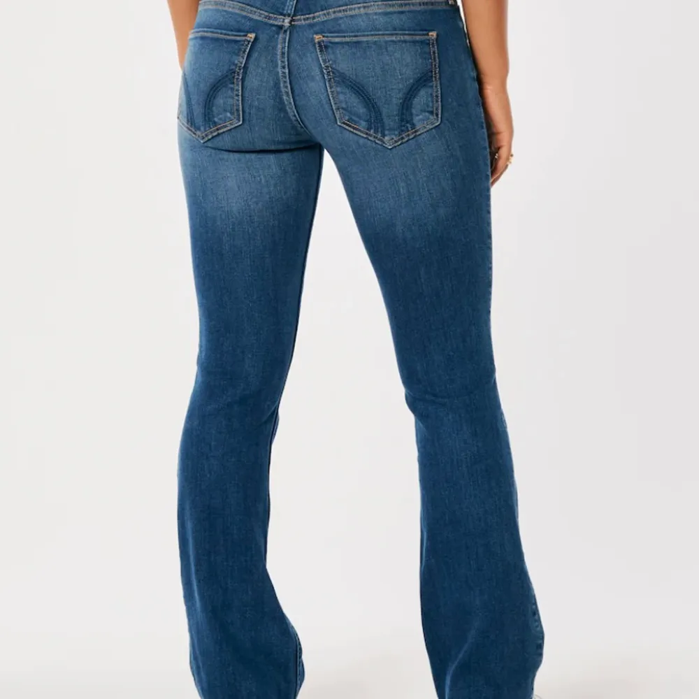 Säljer nya och helt slutsålda ”Low-Rise Dark Wash Y2K Boot Jeans” från Hollister i storleken w23/L32. Lappen finns kvar och de är endast provade. . Jeans & Byxor.