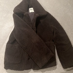 Teddy Jacka - Säljer min supersköna teddyjacka då den ej kommer till användning mer! Jackan är från Zara i strl Xs. Men passar både S/M! Färgen är mörkbrun och passar perfekt nu till hösten! 💕