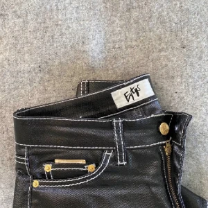 Eytys byxor💓 - Säljer mina super snygga eytys byxor då dom blivit alldeles för stora för mig och inte kommer till användning💓.                                        ‼️lånade bilder‼️ 