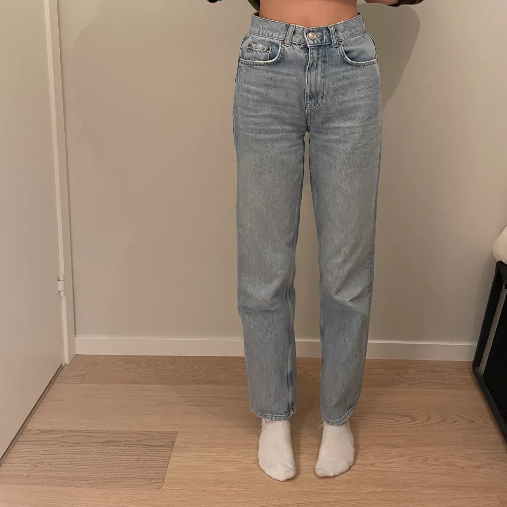 Gina Tricot 90s high waist jeans i väldigt bra form. Säljs för att dom inte längre passar mig 💗dm:a för fler bilder.  köparen står för frakt 🤍. Jeans & Byxor.