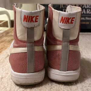 Nike Cortez strl 38 - Nike Cortez strl 38- köpta på tradera för 350kr, sparsamt använda-se sulan. Jättesöta men tyvärr för små, har vanligtvis strl 39 och chansade med dessa skor. Suuuuper söta och funkar till det mesta 