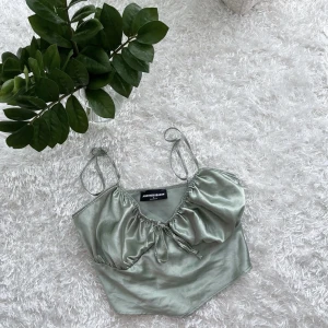 🌱 Mintgrön topp i satin 🌿 - 🌿 Snygg topp i mintgrön med fina detaljer. Dragkedja vid sidan & axelband som går att reglera. Storlek 12 (funkar för S/M, även L runt byst) ☘️