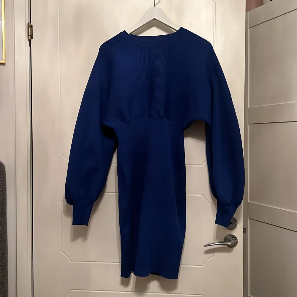 superfin blå klänning från märket YAS köpt på nelly.com, använd ett fåtal gången förra vintern, är i storlek S/M. originalpris ligger på 749kr. Klänningar.