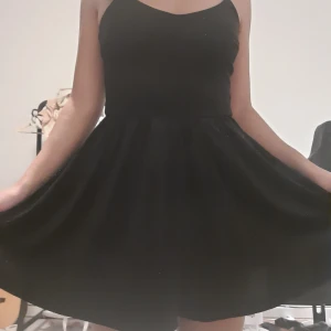 Klänning/byxdress - Säljer denna fina klänning/byxdress som passar perfekt till nyår! Alldrig använd endast testad. Str XS.