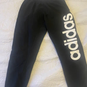 Diverse mjukisbyxor - 1. Svarta adidasbyxor strl M. 2. Gråa mjukisbyxor strl S/M.  3. Svarta cargobyxor, trasig framficka. Strl S/M 