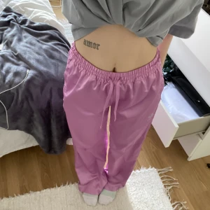 Rosa adidasbyxor - Rosa adidasbyxor i storlek small! I nyskick. Supersköna. Man kan ha dem både hög och lågmidjat. Jag är 171  cm  och dem går ner till fötterna på mig. 