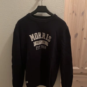 Morris tröja - Morris tröja i strlk M, ej använd mycket och därmed i väldigt gott skick, nypris ca 1500. Svart/mycket mörkblå