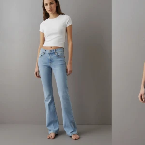 Lågmidjade jeans  - Ett par jätte fina ljusblåa low waist jeans från Gina , säljer pågrund av fel storlek 😍