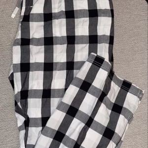 Pyjamasbyxor - Rutiga pyjamasbyxor från HM. Endast provade så helt nya! Nypris 399kr. Köparen står för frakten. Har du några frågor är det bara att höra av sig🤩 // Klara Johansson