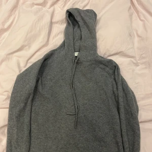 Stickad huvtröja! - Stickad grå hoodie/huvtröja från tiger of sweden! Knappt använd!