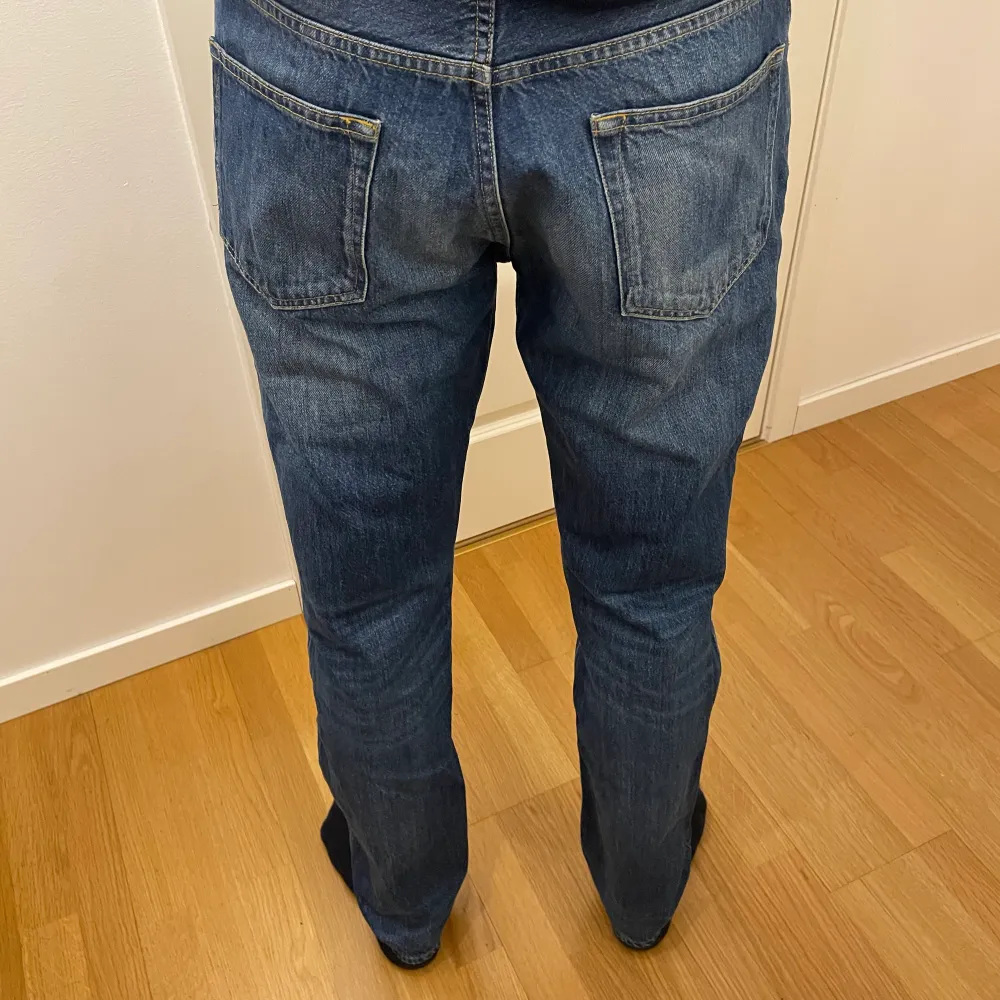 Säljer ett par jeans, är använda men fortfarande bra skick. Jag är 187cm och har 88cm i midjan.. Jeans & Byxor.