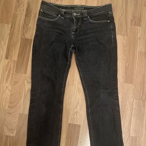 Lågmidjade svarta jeans med snit nertill - Säljer dessa jeans pga att jag har växt ur dem. Storleken är 32/34 men passar mig som är en 38. Rätt bra skick och vill helst bara bli av med dem. Fler bilder visas vid intresse😊 