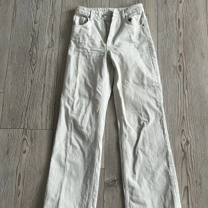 Jeans - Vita jeans från Zara som aldrig kommit till användning då de är för små