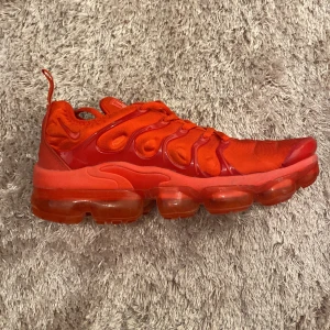 Vapormax Nike skor - Hej jag vill sälja dom här skorna för att jag tycker inte om dom längre använda ett tag men Inge punktering eller hål säljer billigt för att jag inte använder dom längre