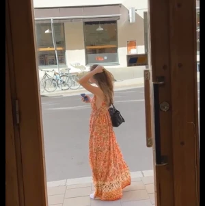 Långklänning - Nypris ca 700🤗En superfin somrig klänning från Mango. Endast använd en gång. I extremt bra skick. Storlek 36 men tack vare snörningen i midjan passar den mindre och större!  Skriv för frågor💕💕