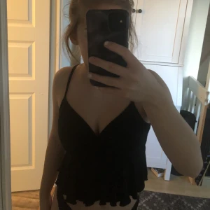 Svart topp - Gullig svart topp, perfekt till sommaren. Otroligt mjukt och stretchigt material. Välanvänd men i fint skick. Något liten för mig runt bysten och därav säljs den.