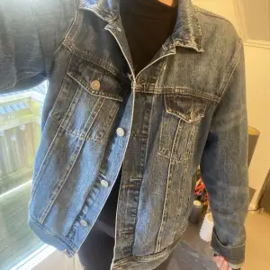 Säljer denna så snygga jeans jacka från Jcrew herravdelning. Storlek L så den passar i princip alla beroende på hur man vill att den ska sitta.