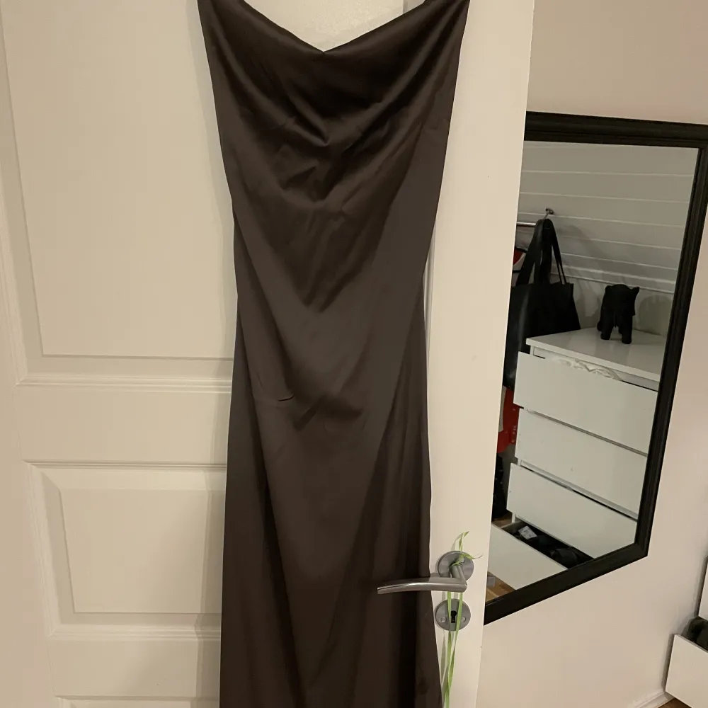En balklänning jag köpte men inte valde att använda, går lite över  fötterna på mig som är 164 🫶🫶köpt på Nelly den är mer militär grön men det syns inte i kameran. Klänningar.