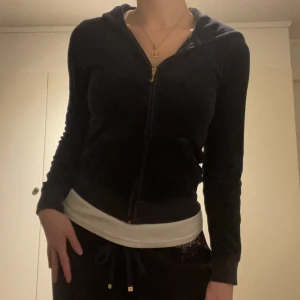 Juicy tröja  - Marinblå jätte fin juicy tröja! Storlek 14, skulle säga XS (dragkedjan har tappat lite färg skriv för närmare bild) 💙