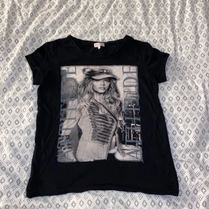 T-shirt st 170 - Oanvänd T-Shirt från Skill i st 170. Passar säkert en XS också. Skriv för fler bilder💕
