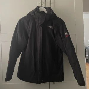 North face jacka  - Svart jacka från The North Face Storlek M Jag har använt den men nu har den hängt i garderoben länge. Den har kvar att ge!🙏 Jag köpte den på sellpy :)