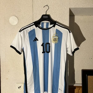 Argentina Fotbollströja - Helt ny Argentina hemmatröja med Messi på ryggen. Tagg och påse medföljer, storlek S men passar också M!