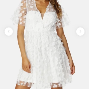 Hannie Dress White - Söt vit klänning som är perfekt till studenten! (Nypris 1099kr) Aldrig använt bara provat så klänningen är i nyskick. Köparen står för frakt.