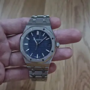 Bästa versionen av Audemars Piguet Royal Oak 15500. Automatisk inte batteri! Har extra länkar så den kan bli större/passa större handled.