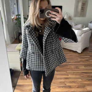 trekvartsärmad jacka - en jätte fin trekvartsärmad jacka! jätte fin skick säljer pga den inte riktigt är min stil💕
