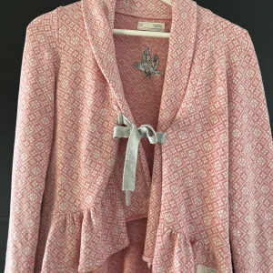 Odd Molly tröja - säljer denna fina koftan från odd Molly då den inte kommer till användning💘 använt fåtal gånger så superbra skick, skriv om ni undrar något, pris kan diskuteras 💘💘 köparen står för frakt 💘💘