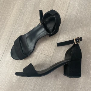 Klackskor  - Klackar i fint skick, passar både 38/39💓