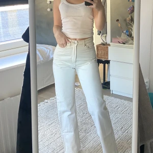 Beige jeans - Beigea jeans från weekday. Högmidjade och raka i modellen ROWE men tyvärr lite för korta för mig som är 172. De har en liten fläck på baksidan(se sista bilden) men som jag inte tänkt på, går säkert att få bort om man jobbar lite med den!