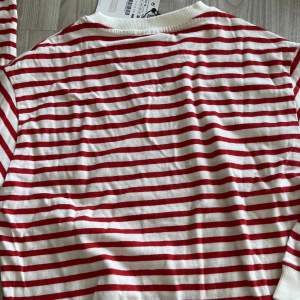 Säljer denna randiga tröjan ifrån Zara, den är i storlek 13-14år (164), ordinarie pris 399kr, ny pris 100kr❤️