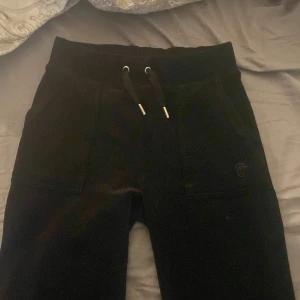 Juicy Couture  - Hej! Säljer nu mina svarta juicy couture byxor! Säljer dem då jag vill köpa annan färg! Har tvättat dem 4-5 ggr så matrialet är lite urtvättade men fofarande mjuka! Och inget man ser! Skriv för fler bilder eller frågor! Pris kan diskuteras 💕💕