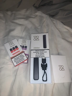 Voom - Helt oanvänd, endast två pods öppnade för att kolla till allt. Originalförpackning. Prefilled poddar ingår