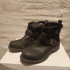 Skor - Boots i använt skick. Liten skada på materialet på insidan av båda skorna 