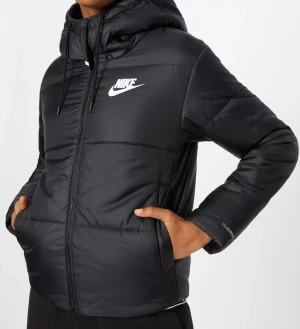 Pufferjacka från Nike  - Säljer nu min fina pufferjacka från Nike! Den har såklart inga tecken på användning, och inga skador. Köpte den från Zalando för runt 1000kr och säljer nu för 280kr, men priset går givetvis att diskutera💕