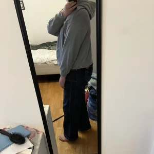 Babyblå Hoodie - En babyblå hoodie i storlek L till salu. Ganska bred modell. Priset är plus frakt. 