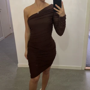 Klänning - - Brun klänning - Endast testad - Väldigt stretchig 