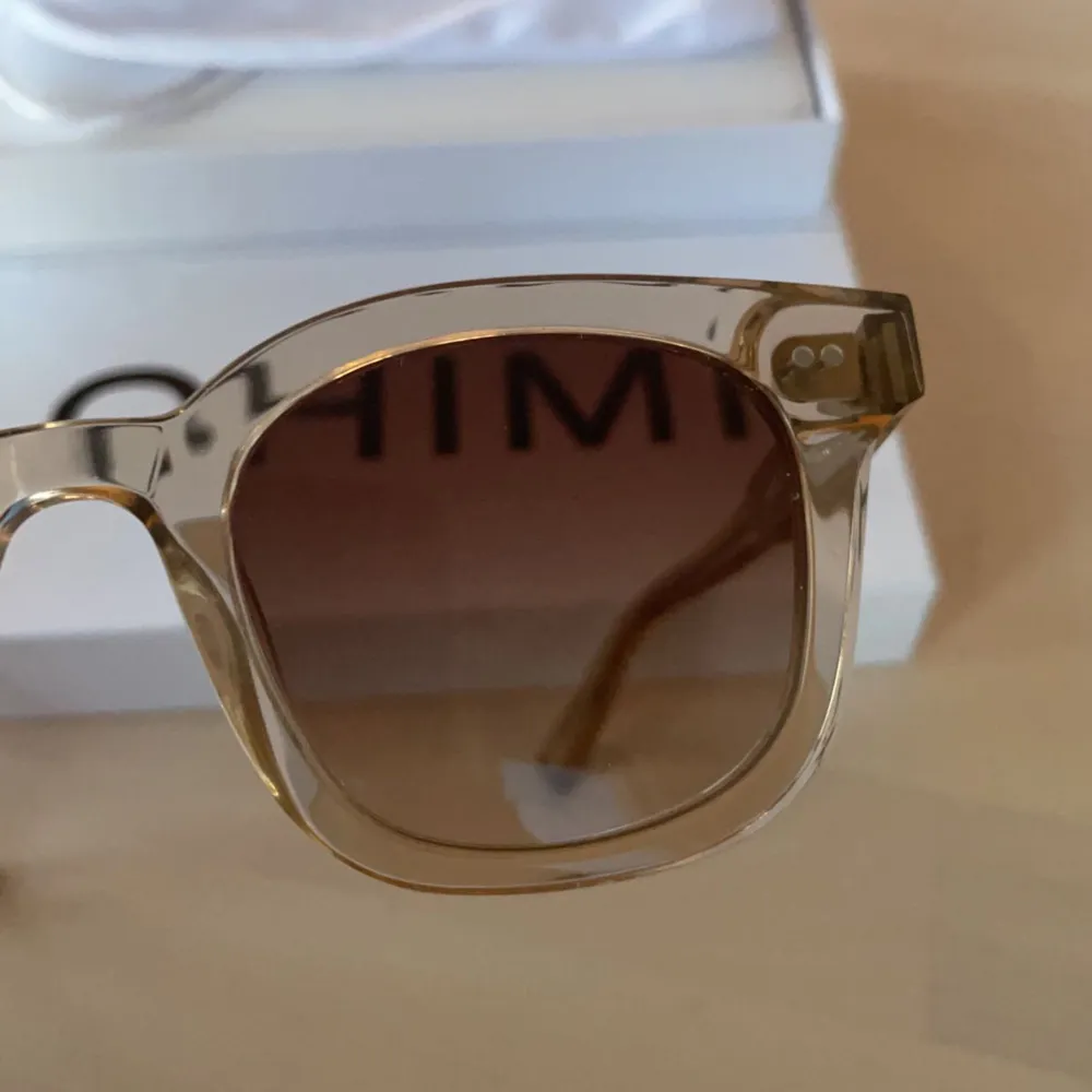 Säljer mina chimi eyewear solglasögon i modellen 02 och färgen Ecru. Aldrig använda därav har dom inga som helst tecken på användning.  Inköpta förra våren💓💓 Nypris 1250, mitt pris 900 kr. Accessoarer.