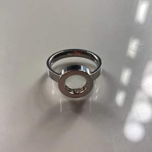 Ring från edblad köpt för ca 1,5 år sedan! Jätte fin ring med stenar inuti. Nypris 300kr