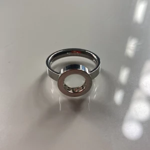 Ring - Ring från edblad köpt för ca 1,5 år sedan! Jätte fin ring med stenar inuti. Nypris 300kr