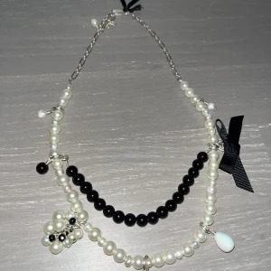 Oanvänt unikt pärlband  - Fint hansband med svarta och vita pärlor. Har haft det 3+ år men inte använt. 