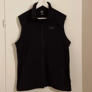 Helly Hansen väst - Mycket lätt fleecväst i Regular fit. Två rymliga fickor med dragkedja. Endast lite använd, mkt gott skick! 