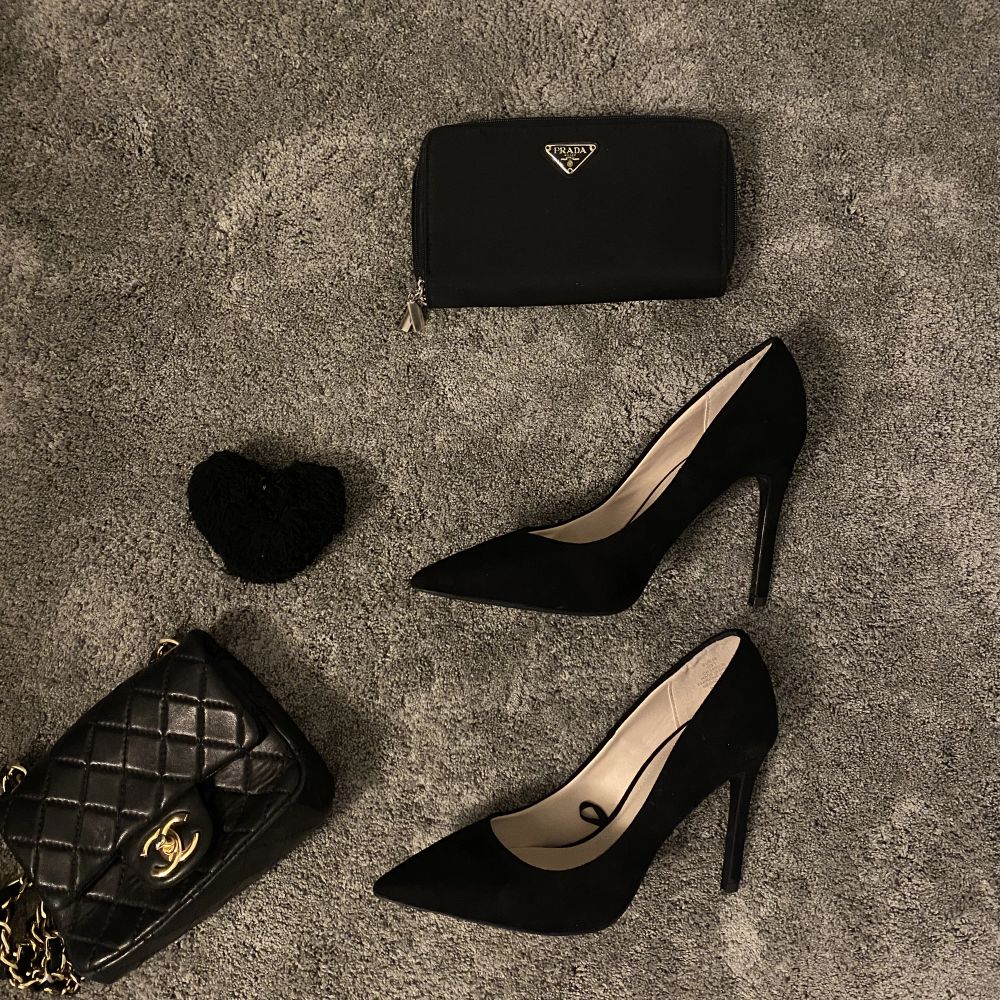 Står 38 men de är felmarkerade o passar 36,5/37 Snygga lyxiga i mocka imitation från H&M oanvänd o endast prövad hemma då jag insåg att de va för små😥Passar både till vardags o fest🌹💃🏾OBS! Chanel väskan säljs EJ frg om den iggar jag DIREKT!💕🌸🤘🏾. Skor.