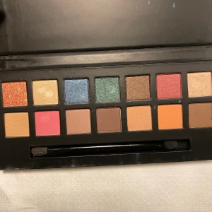 Ögonskugga - Jättefin ögonskuggspalett med färger till både fest och vardag! 