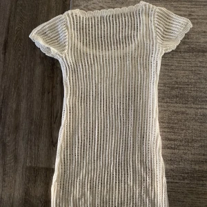 Virkad strandklänning - Säljer denna virkade strandklännigen, knappt använd!💕